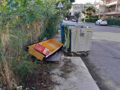 Κλείνουν το πεζοδρόμιο