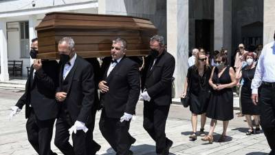 Κωνσταντίνος Τζούμας: Φίλοι και γνωστοί αποχαιρέτησαν τον ηθοποιό που πέθανε στα 78 του