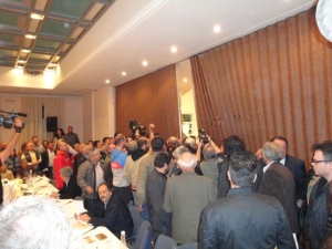 ΕΠΕΙΣΟΔΕΙΑΚΗ ΣΥΝΕΔΡΙΑΣΗ - ΠΡΩΤΟΓΝΩΡΑ ΓΕΓΟΝΟΤΑ Συνοδεία αστυνομικών και αποδοκιμαζόμενος αποχώρησε από το Περιφερειακό ο Τατούλης (βίντεο)