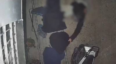 Βίντεο με γυναίκα να κλέβει μπουγάδα στην Κρήτη – Διάλεγε… ποια ρούχα θα πάρει