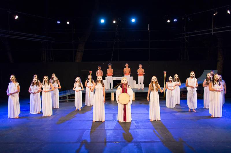 Μαγευτική θεατρική ατμόσφαιρα στην πρεμιέρα των “Βάτραχων”