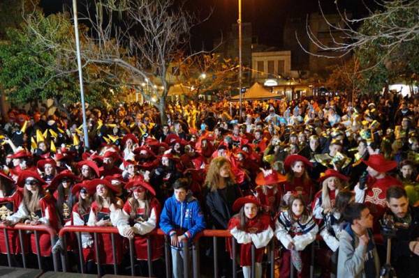 Με ξεφάντωμα και κέφι ξεκίνησε το 3ο Καλαματιανό Καρναβάλι (φωτογραφίες)