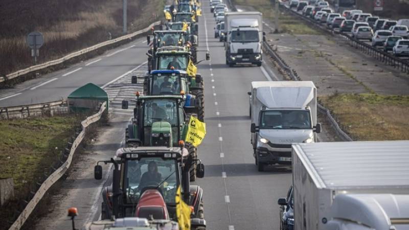 Σε κατάσταση πολιορκίας οι κάτοικοι του Παρισιού λόγω των αγροτικών κινητοποιήσεων