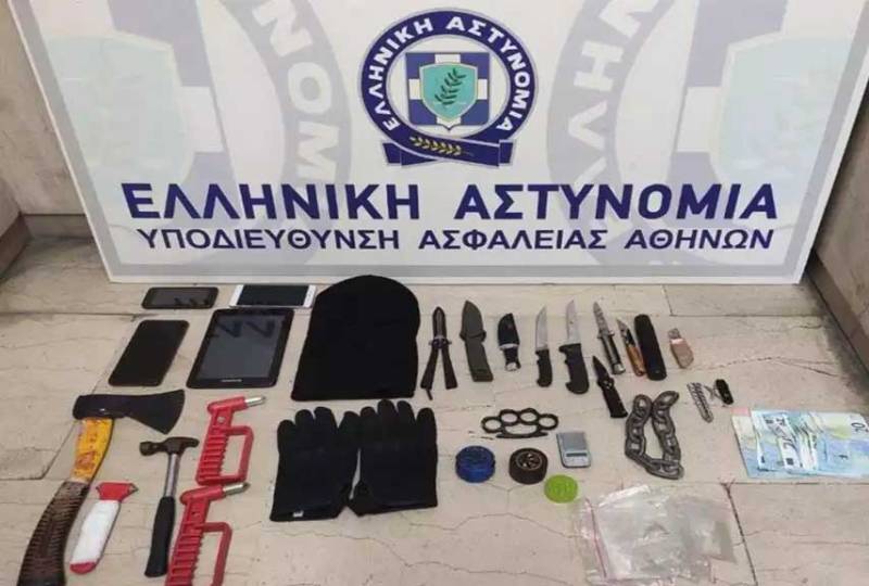Συμμορία ανηλίκων λήστευε και έσπερνε τρόμο σε Βύρωνα και Παγκράτι - Χειροπέδες σε 15χρονο και 17χρονο