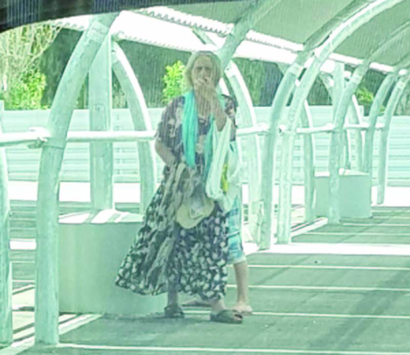 Μια γυναίκα Ρομά ζητιανεύει έξω από σούπερ μάρκετ με ένα μικρό παιδί. Συχνά γυναίκες (και παιδιά) εξωθούνται στη ζητιανιά με την απειλή βίας