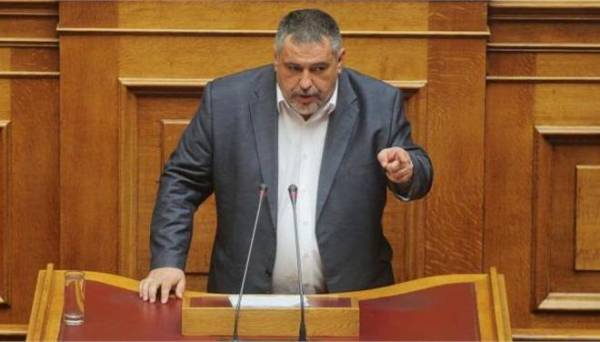 Μήνυση κατά Κουκούτση γιατί κυκλοφορούσε με το όπλο του φρουρού του