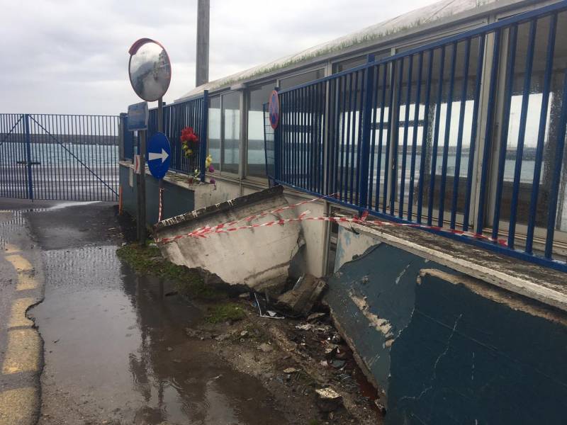 Νέο τροχαίο τα ξημερώματα στην Καλαμάτα: Αυτοκίνητο γκρέμισε τον τοίχο του λιμανιού!