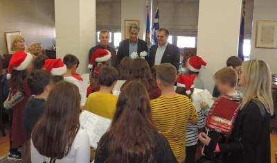 Τα πρώτα κάλαντα στον δήμαρχο Καλαμάτας Θαν. Βασιλόπουλο