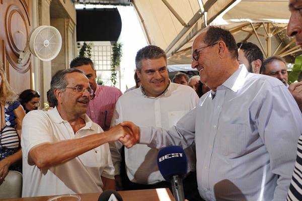 Χειραψία Σαμαρά - Νίκα για να φύγει ο Τατούλης (βίντεο)