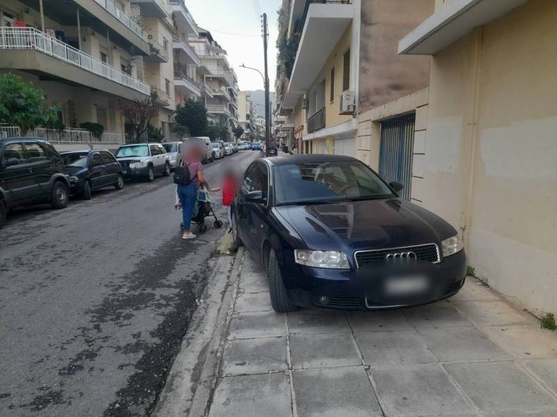 Το Ι.Χ. στο πεζοδρόμιο και το καρότσι... στο δρόμο