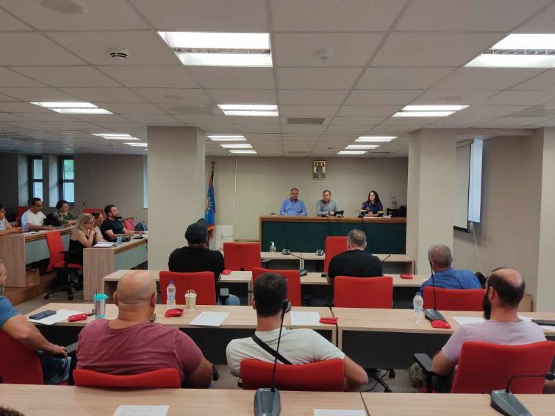 Συνάντηση Βασιλόπουλου με εργάτες πυροπροστασίας