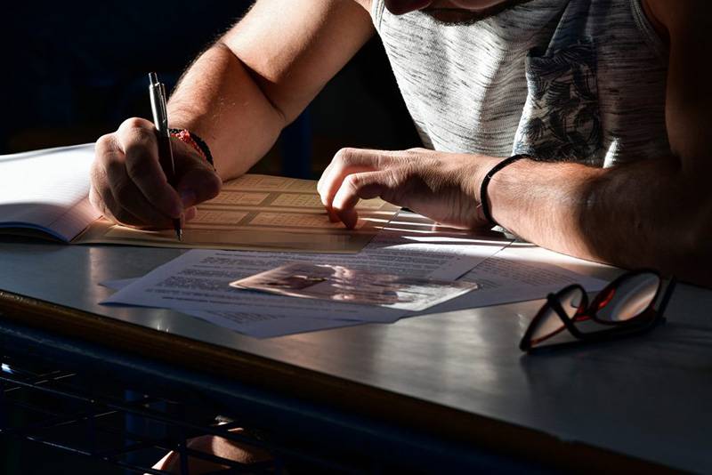 Εισαγγελική έρευνα για υποψήφιο που πιάστηκε με ακουστικό στο αυτί