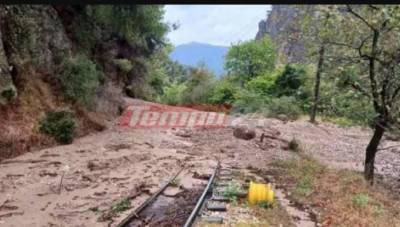 Κατολισθήσεις σταμάτησαν τον Οδοντωτό στα Καλάβρυτα - Επιχείρηση της Πυροσβεστικής για τον απεγκλωβισμό 90 επιβατών
