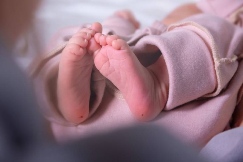 Βέροια: Η μητέρα χτύπησε μέχρι θανάτου το 6 μηνών βρέφος (βίντεο)