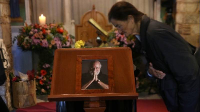 Κηδεία Διονύση Σαββόπουλου: Η μπάντα του Πολεμικού Ναυτικού παιανίζει πένθιμα εμβατήρια στη Μητρόπολη