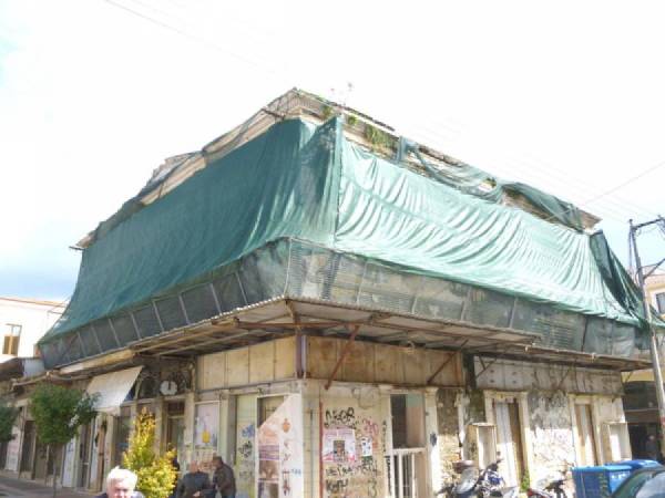 Καταρρέει το διατηρητέο Αλιφέρη στο κέντρο της Καλαμάτας