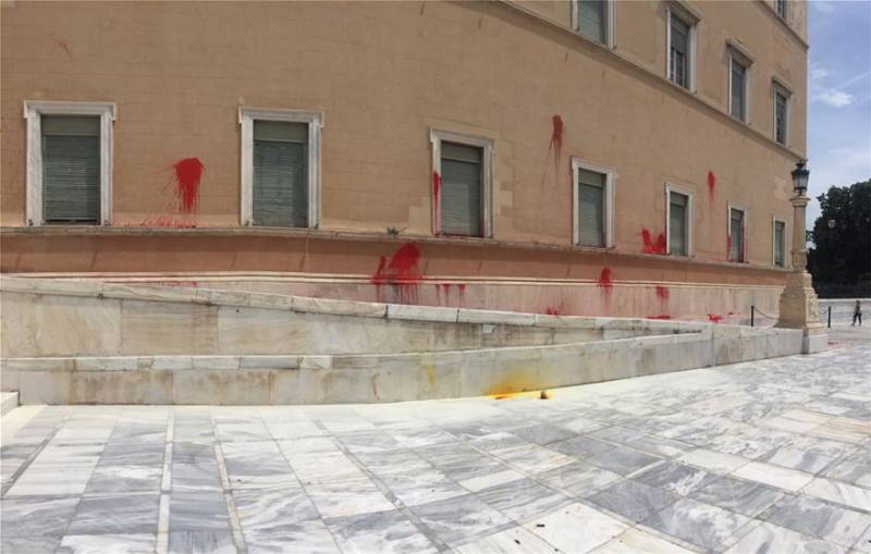 Ο Ρουβίκωνας ανέλαβε την ευθύνη για την επίθεση στη Βουλή