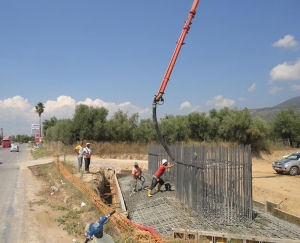 Κατασκευάζονται τα βάθρα στη γέφυρα του Αντικάλαμου
