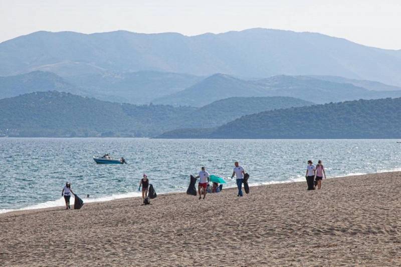 Εθελοντικός καθαρισμός παραλίας Μαυροβουνίου: Μήνυμα για καθαρές ακτές έστειλαν οι συμμετέχοντες (φωτο)