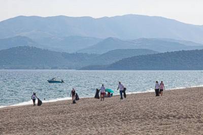 Εθελοντικός καθαρισμός παραλίας Μαυροβουνίου: Μήνυμα για καθαρές ακτές έστειλαν οι συμμετέχοντες (φωτο)