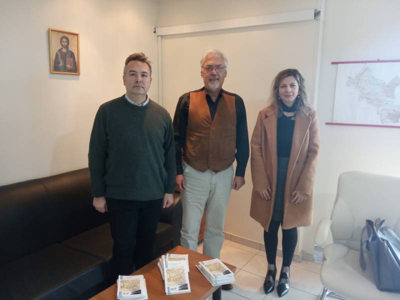 Η Πρόεδρος του ΔΟΠΠ Μαριάννα Σταθοπούλου και ο Ειδικός Συνεργάτης του Δήμου Πύργου Θεόδωρος Λάμπρος παρέδωσαν στην Διεύθυνση Πρωτοβάθμιας Εκπαίδευσης Ηλείας βιβλία για την Αρχαία Φειά και το Ποντικόκαστρο.