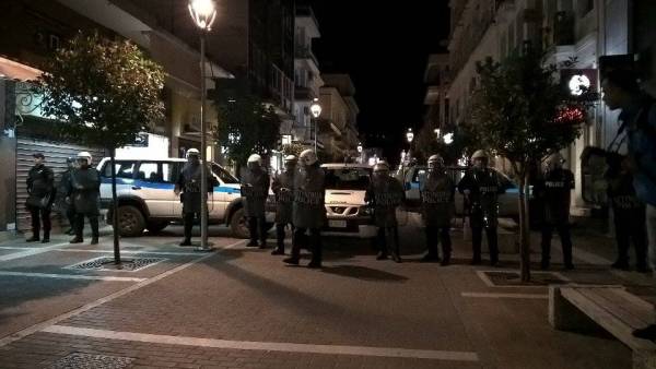 Καλαμάτα: Αστυνομικές δυνάμεις για να μην συναντηθούν οι δύο συγκεντρώσεις (βίντεο)