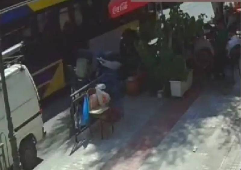 Οδηγός τρόλεϊ για τον ξυλοδαρμό του: «Mποντιμπιλντεράς μου έριξε μια ήρεμη γροθιά, αν μου έριχνε κανονική θα με διέλυε» (βίντεο)