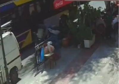 Οδηγός τρόλεϊ για τον ξυλοδαρμό του: «Mποντιμπιλντεράς μου έριξε μια ήρεμη γροθιά, αν μου έριχνε κανονική θα με διέλυε» (βίντεο)