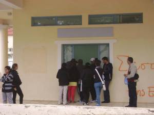 Μετανάστες σπεύδουν να βγάλουν ΑΦΜ για να μπορέσουν να δουλέψουν με εργόσημο