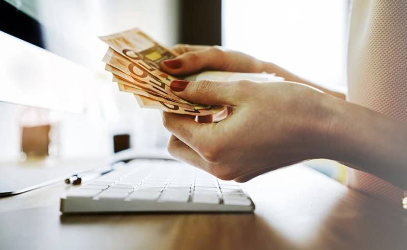 Άμεση αύξηση του κατώτατου μισθού στα 908 ευρώ μηνιαίως προτείνει η ΓΣΕΕ