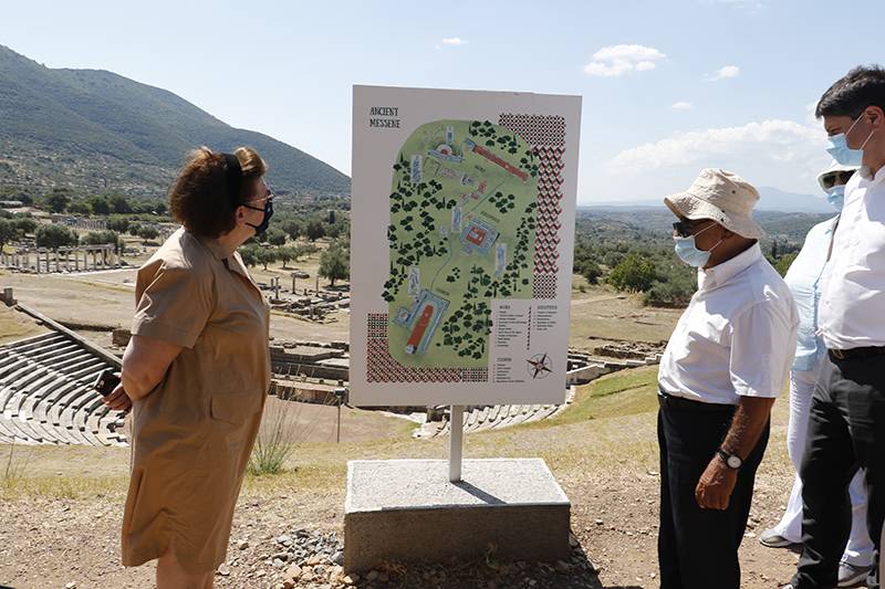 Η Μενδώνη στην Αρχαία Μεσσήνη: “Βρείτε τα για το μουσείο και τα λέμε” (βίντεο)