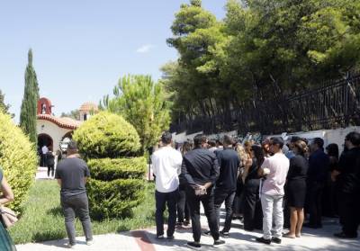 Σε κλίμα οδύνης η κηδεία της Αλεξάνδρας Νικολαΐδου (βίντεο)