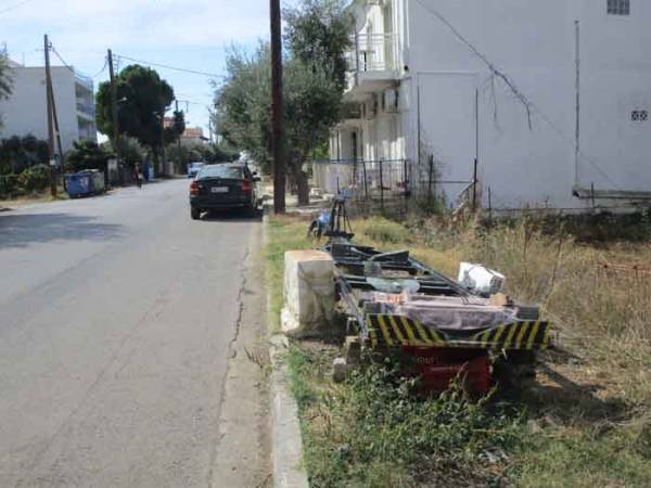 Τρέιλερ στο πεζοδρόμιο