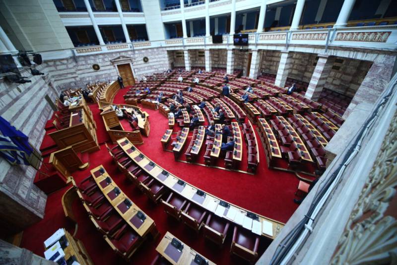 Προανακριτική για Τέμπη: Η ΝΔ προτείνει πλημμέλημα για τον Καραμανλή