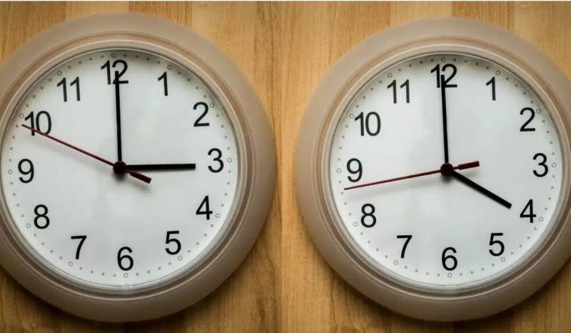 Μια ώρα μπροστά οι δείκτες των ρολογιών