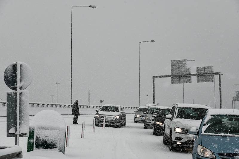 Κακοκαιρία Ελπίδα: Κραυγή απόγνωσης από τους εγκλωβισμένους οδηγούς