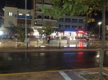 Βροχή διέκοψε προσωρινά το πάρτι της "Λευκής Νύχτας"