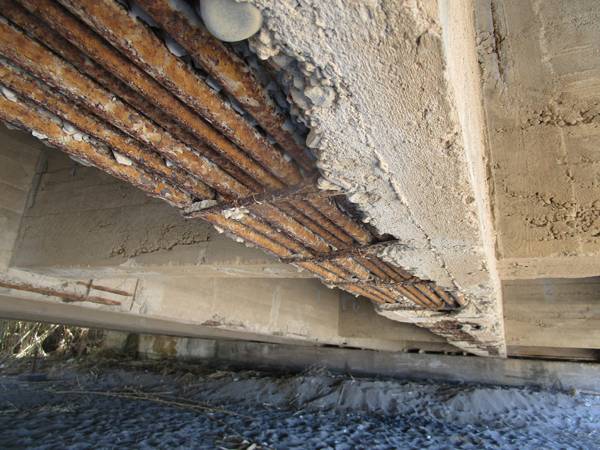 Στη μέση έμειναν οι γέφυρες στη Ναυαρίνου