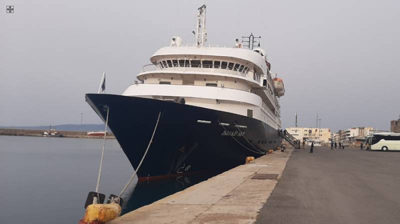 Το μικρό κρουαζιερόπλοιο "Island Sky" στην Καλαμάτα