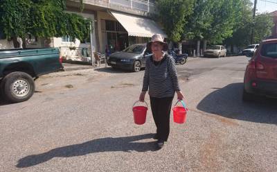 Νερό με τους κουβάδες στο Μαυρομάτι Παμίσου