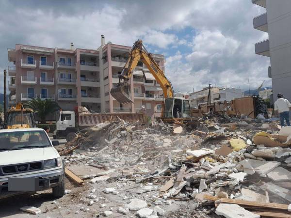 Καλαμάτα: Κατεδαφίστηκε ο “Μύλος” στην οδό Ακρίτα