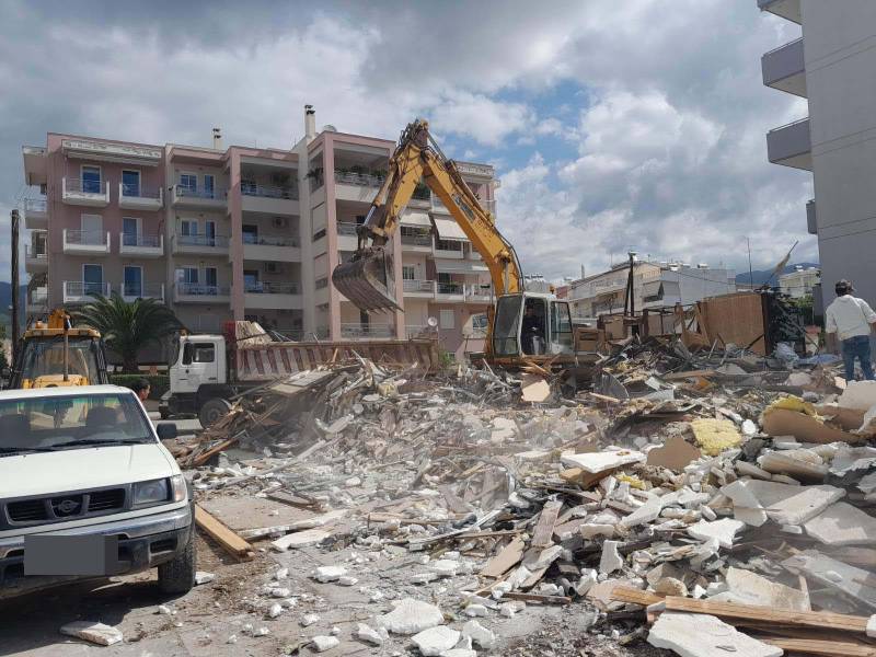 Καλαμάτα: Κατεδαφίστηκε ο “Μύλος” στην οδό Ακρίτα