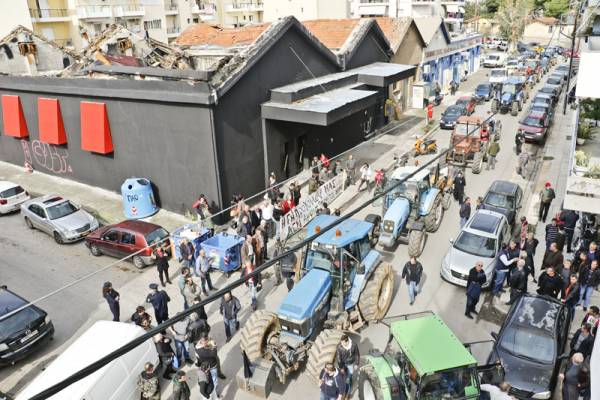 Αγρότες απέκλεισαν με τρακτέρ το Δασαρχείο Καλαμάτας (βίντεο)