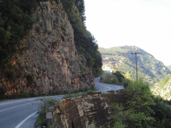 Αποκατάσταση ζημιών στους τοίχους ασφαλείας στην ε.ο. Καλαμάτα - Σπάρτη