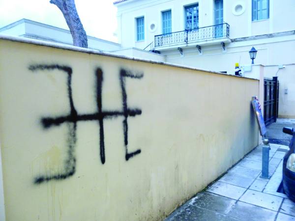 Εκρήξεις μυστήριο σε Καλαμάτα - Μυστρά με... υπογραφή το δελφικό &quot;Ε&quot;: (βίντεο και φωτογραφίες)