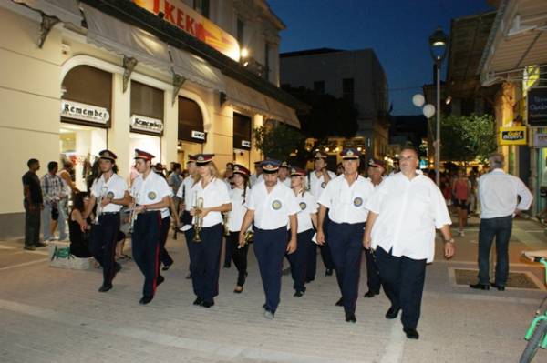 Ξεκίνησε η "Λευκή Νύχτα" εκπτώσεων και διασκέδασης στην Καλαμάτα (φωτογραφίες)