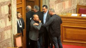Ένταση στη Βουλή: Η αποβολή Ηλιόπουλου και τα «χάιλ Χίτλερ» της Χρυσής Αυγής (βίντεο)