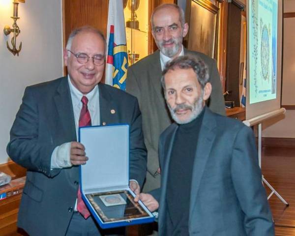 Επίτιμο μέλος των “Ομοίων της Μάνης”  ο Σταύρος Ξαρχάκος
