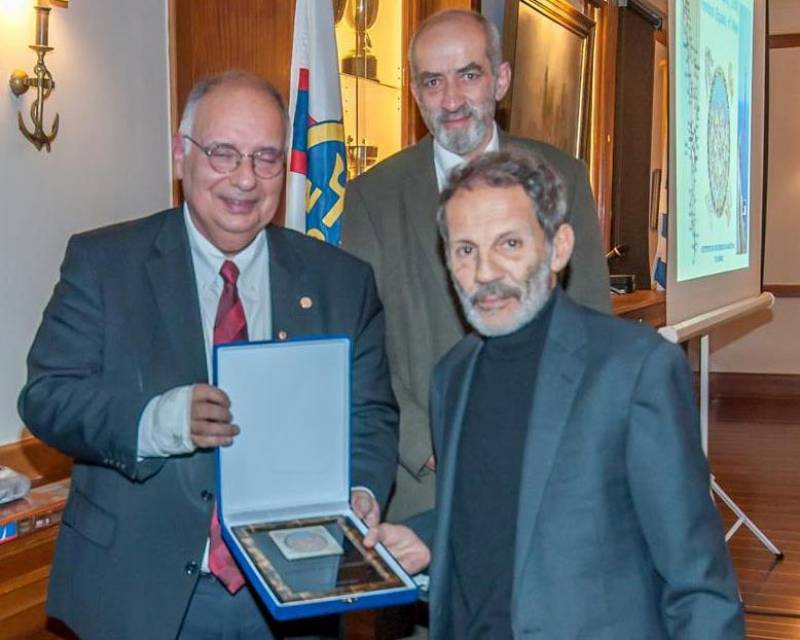 Επίτιμο μέλος των “Ομοίων της Μάνης”  ο Σταύρος Ξαρχάκος
