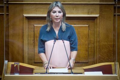 Μακρή: Δεν κλείνουν τα σχολεία - «Τα παιδιά δεν κολλούν πάντα στο σχολικό περιβάλλον»